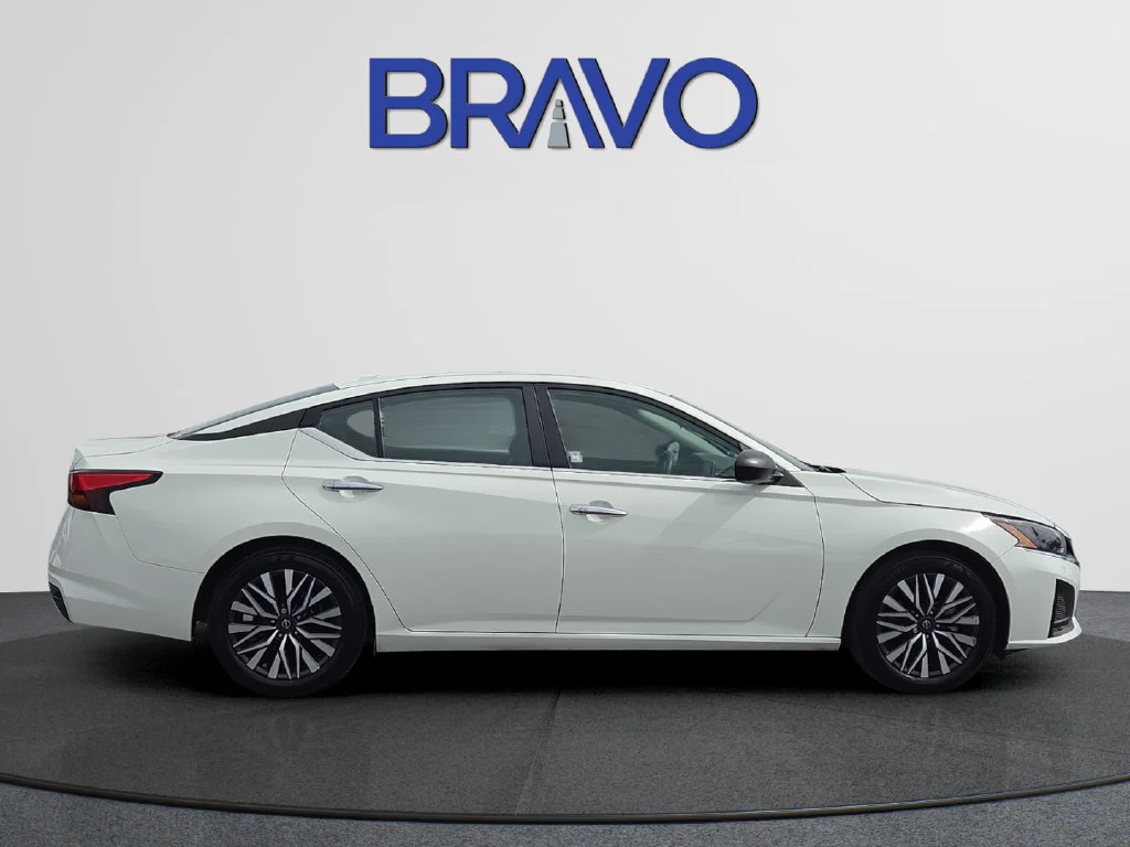 Used 2025  Nissan SV image 5