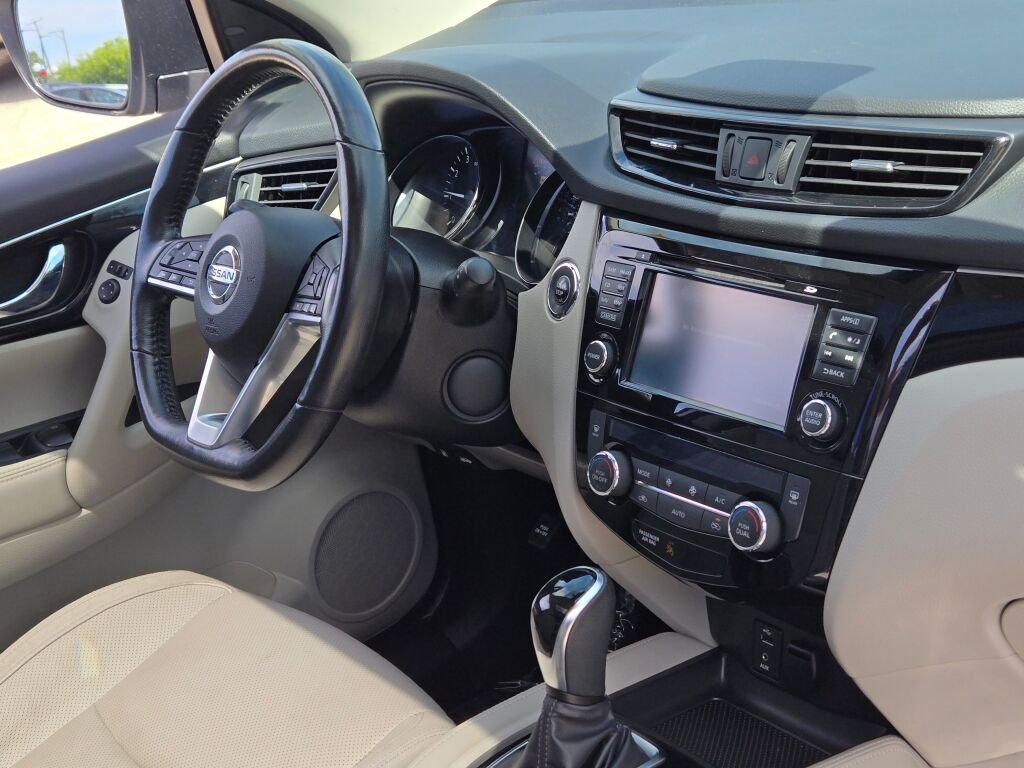Used 2018 Silver Nissan SL image 5