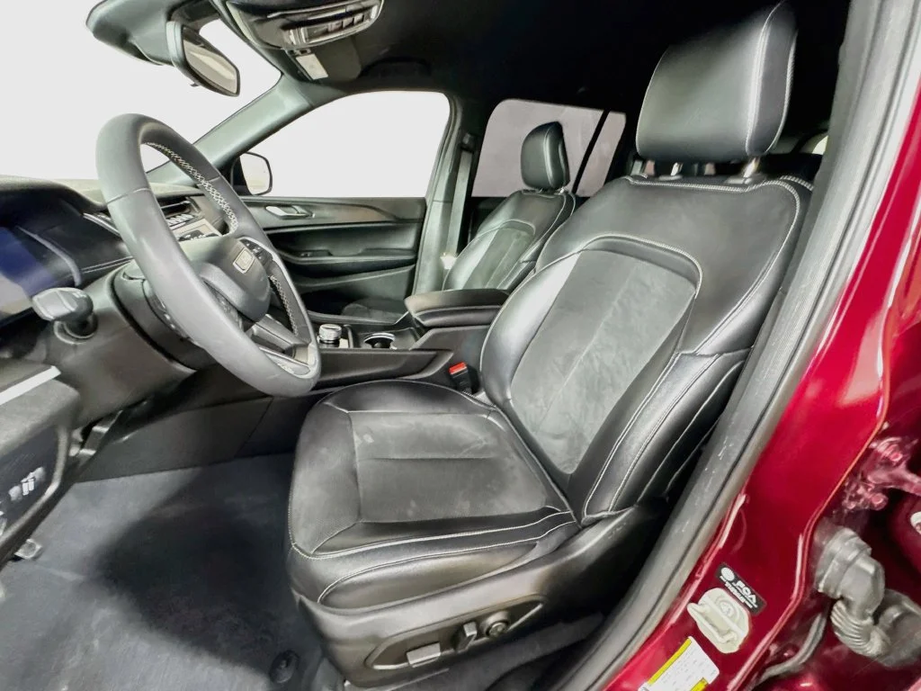Used 2023 Red Jeep Altitude image 25