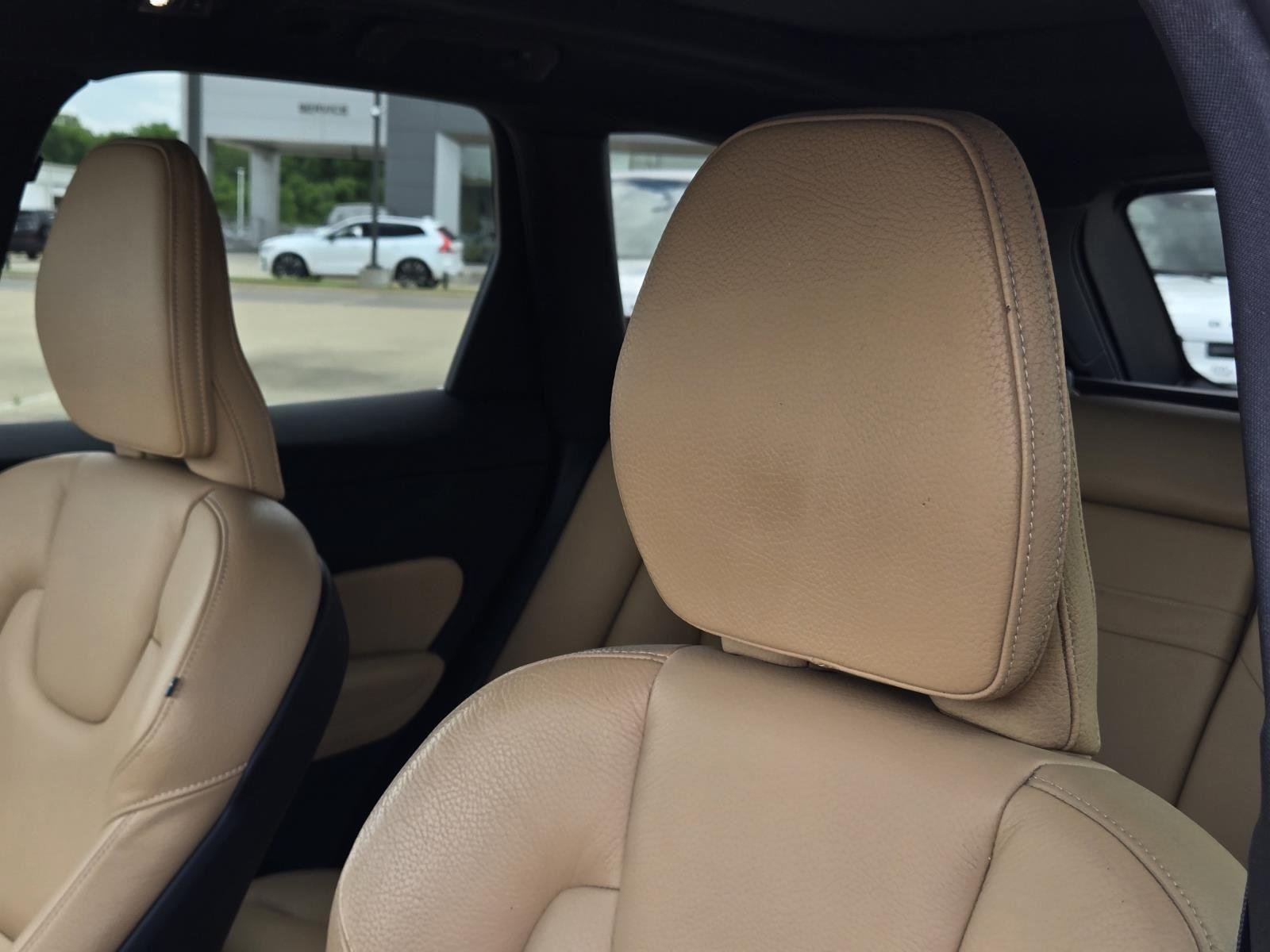 Used 2020 Ice White Volvo Momentum image 28