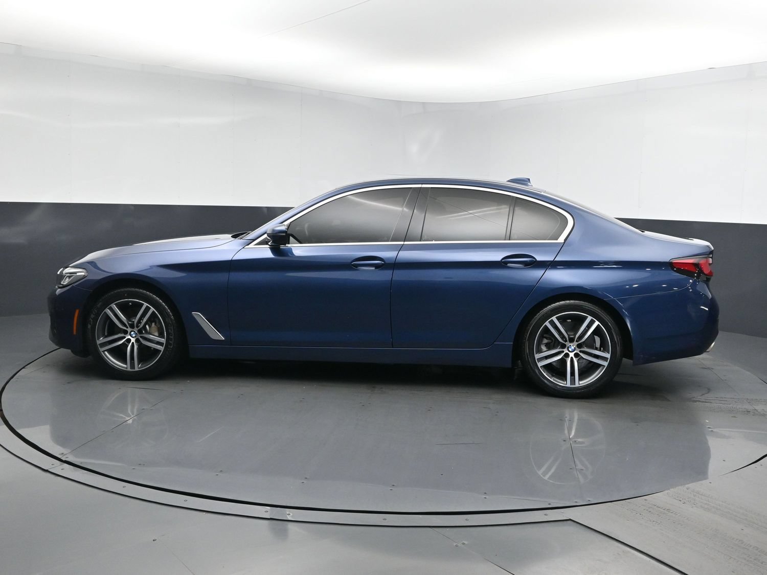 Used 2021 Phytonic Blue Metallic BMW 530i xDrive image 4