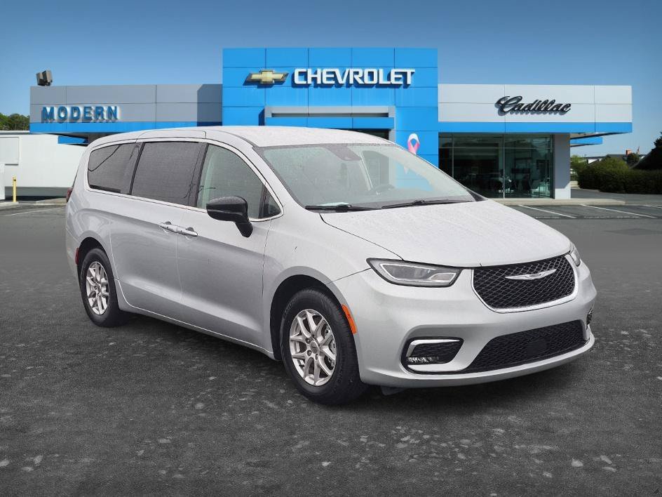 Used 2024 Silver Mist Clearcoat Chrysler Touring L image 7