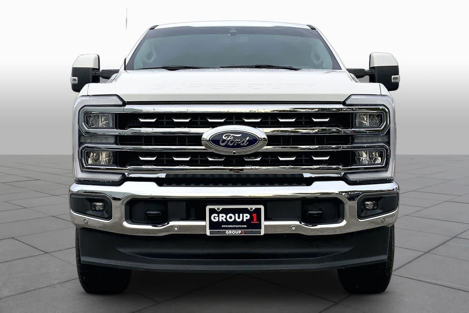 Used 2023 Star White Metallic Tri-Coat Ford F-250 Pickup LARIAT image 4