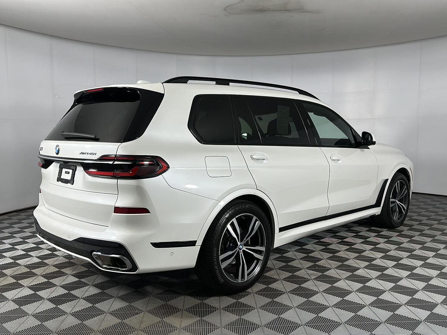 Used 2024 Mineral White Metallic BMW xDrive40i image 28
