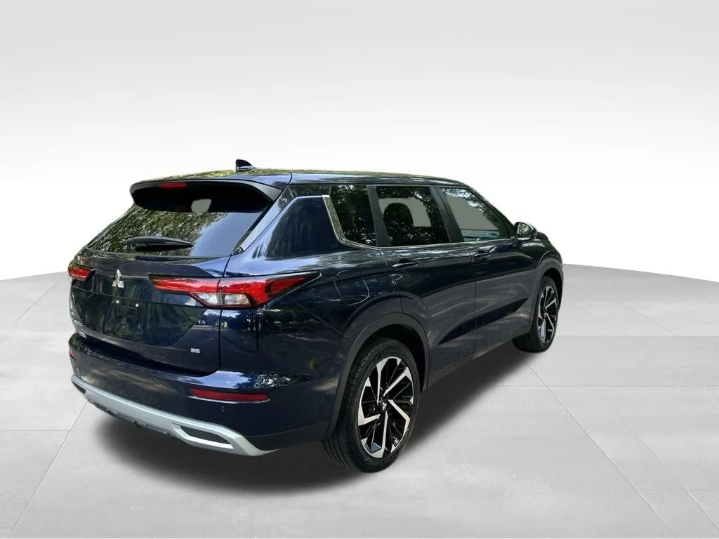 Used 2024 Black Mitsubishi SE image 5