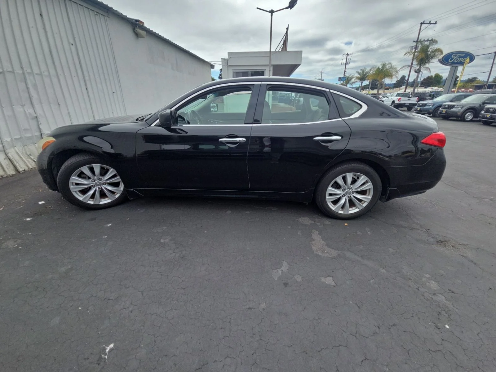Used 2011 Black Obsidian INFINITI Base image 9