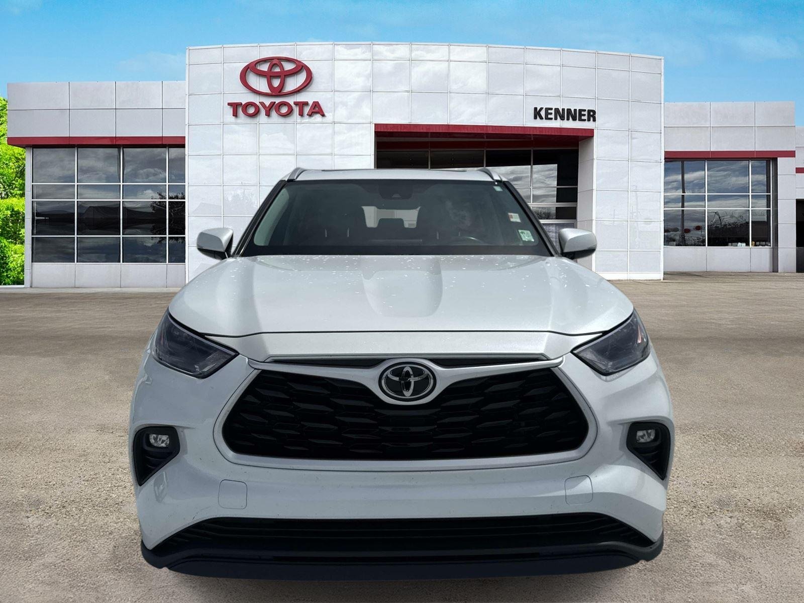 Used 2023 Wind Chill Pearl Toyota XLE image 2