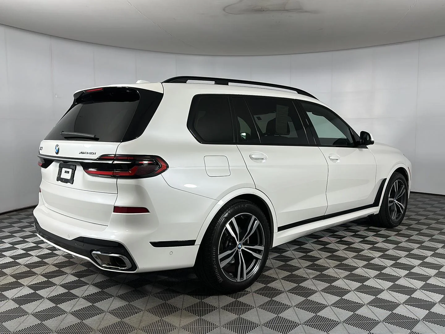 Used 2024 Mineral White Metallic BMW xDrive40i image 28