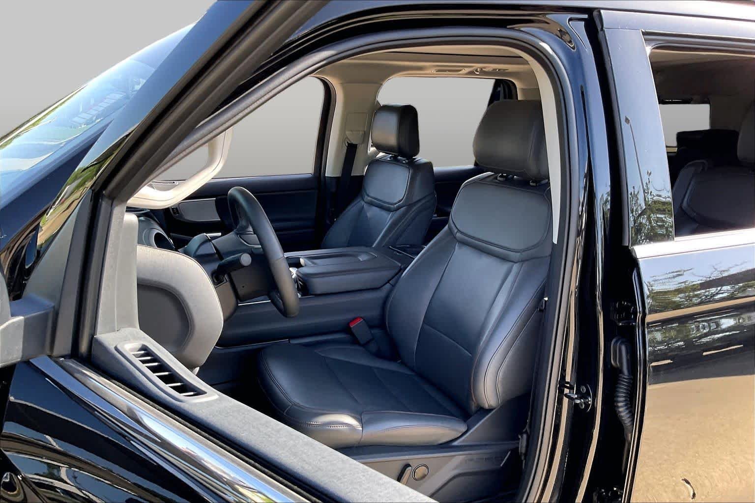 Used 2025 Agate Black Metallic Ford Active image 8