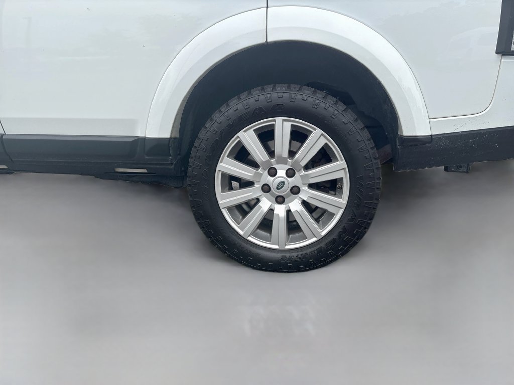 Used 2012 White Land Rover V8 image 11