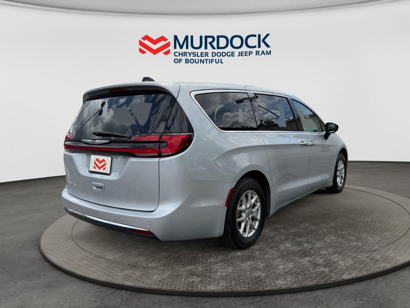 Used 2024 Silver Mist Clearcoat Chrysler Touring L image 5
