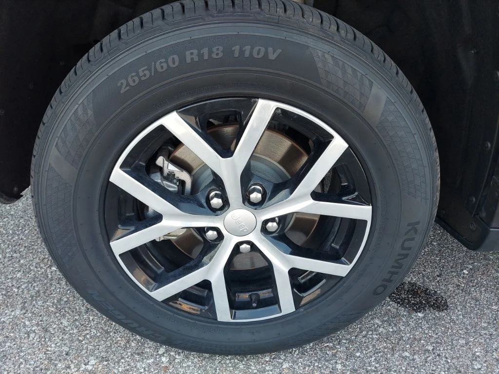 Used 2023 Gray Jeep Limited image 9