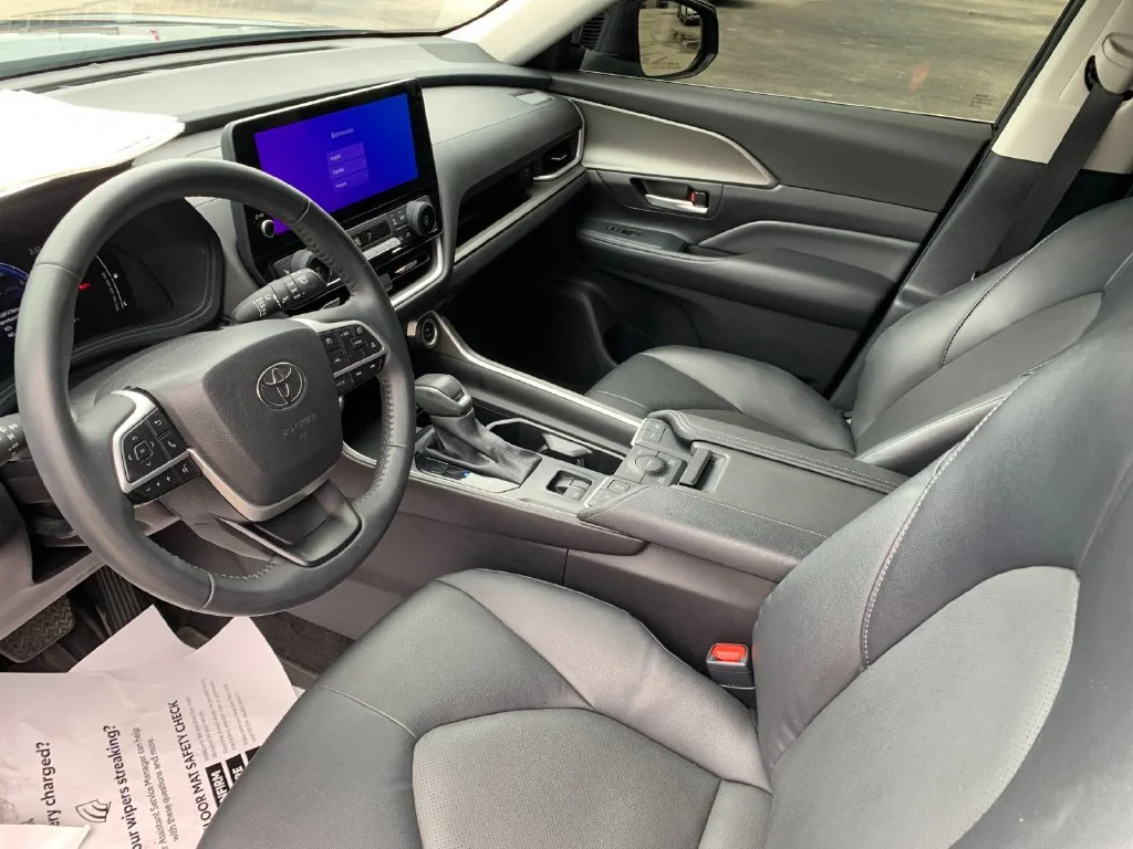 Used 2025  Toyota XLE image 11