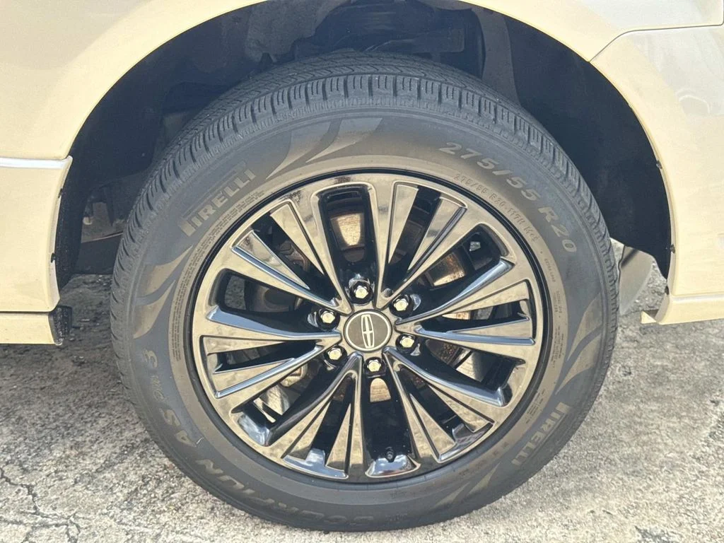 Used 2017 White Lincoln Select image 10