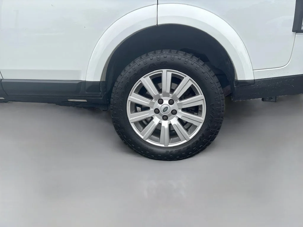 Used 2012 Fuji White Land Rover V8 image 11