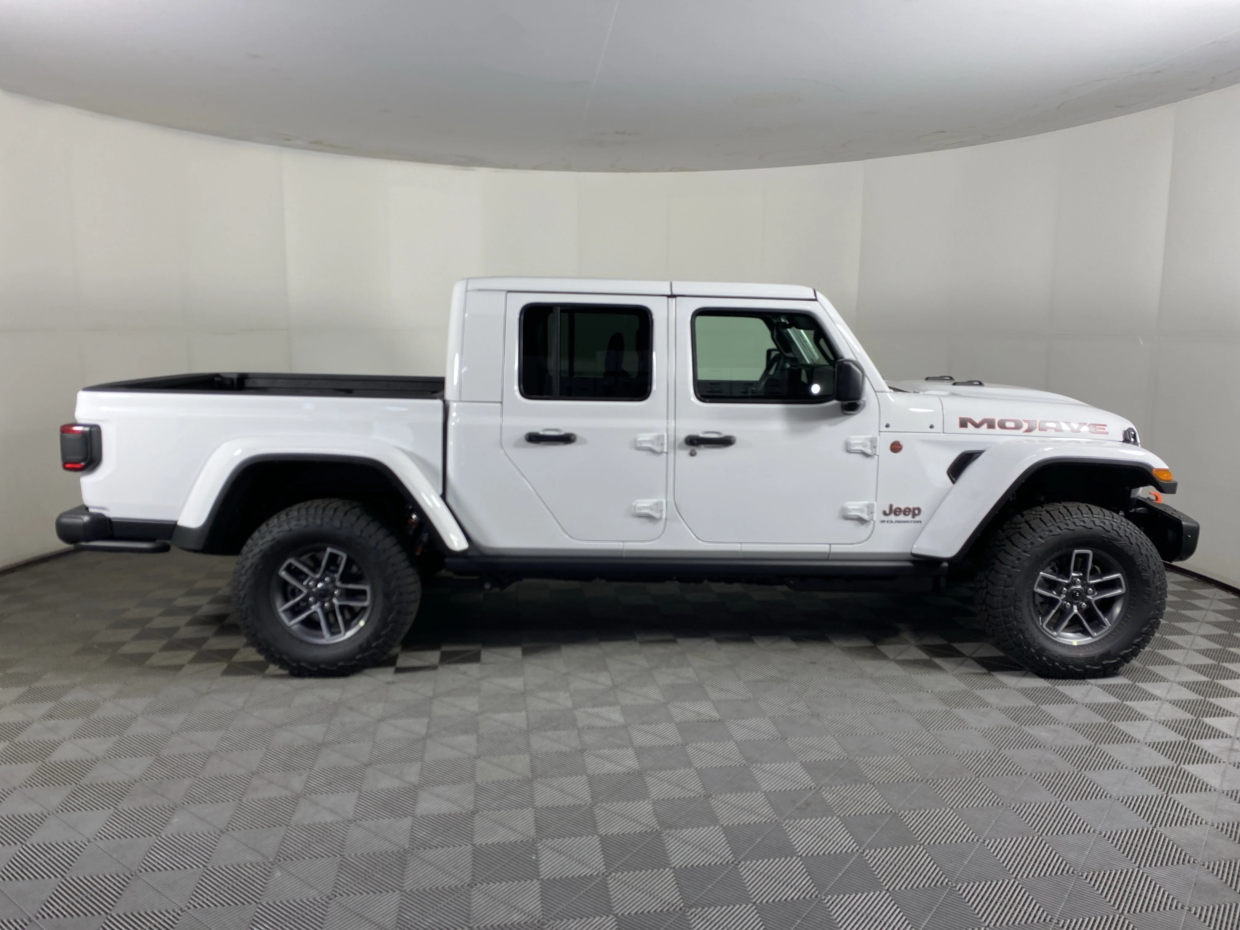 New 2026 Bright White Clear-Coat Exterior Paint Jeep Mojave X image 6