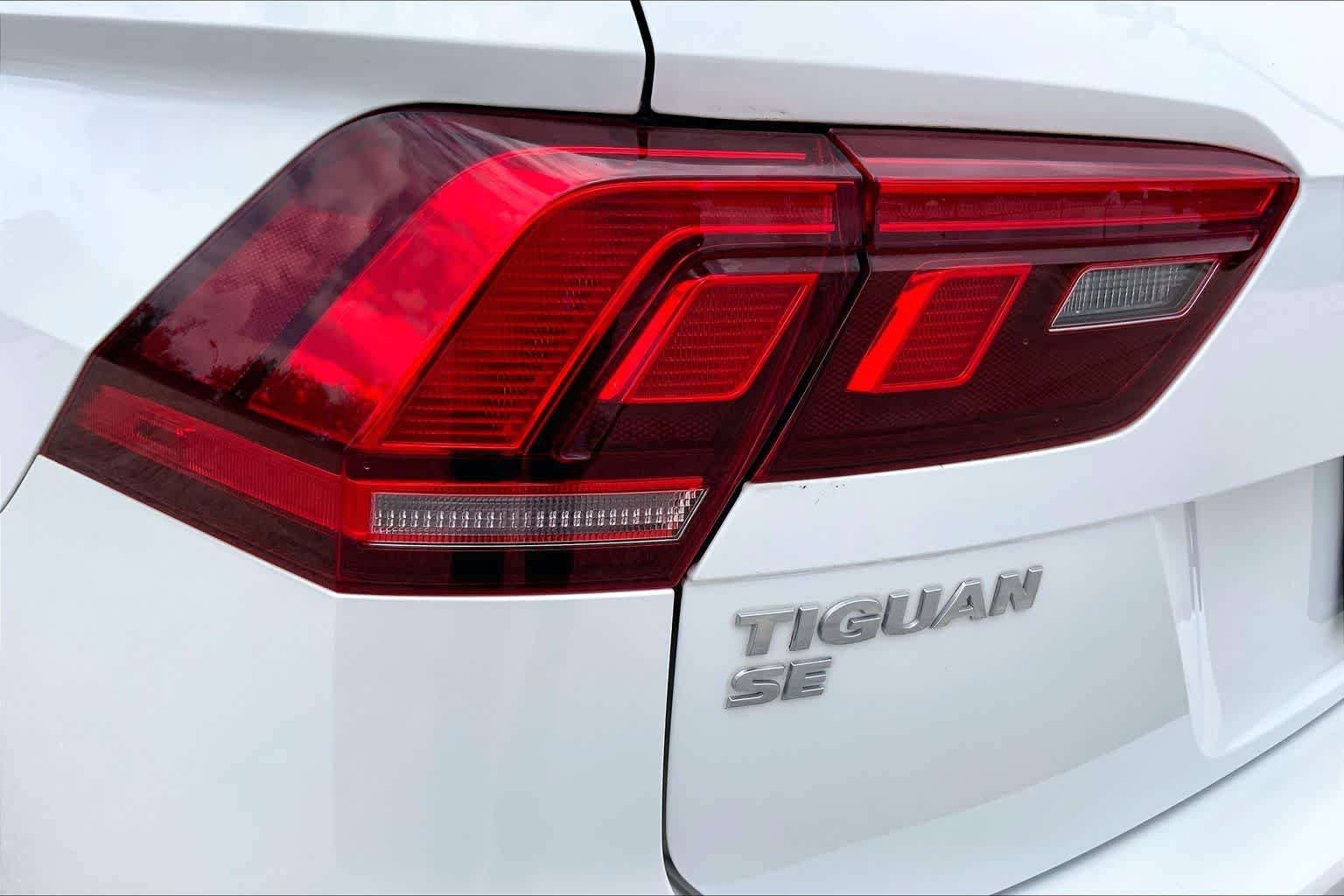 Used 2018 Pure White Volkswagen SE image 28