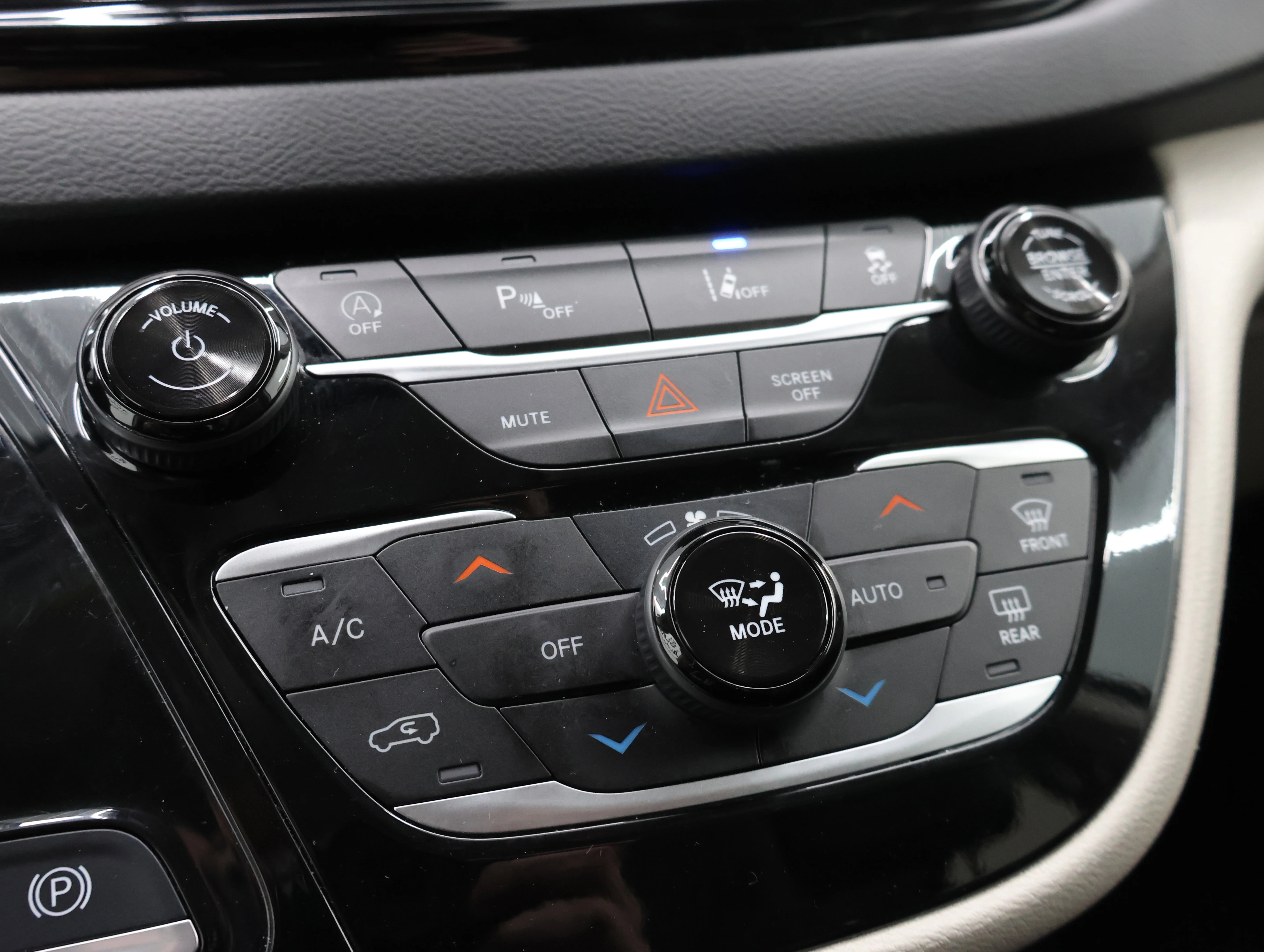 Used 2024 Diamond Black Crystal Pearlcoat Chrysler Touring L image 49