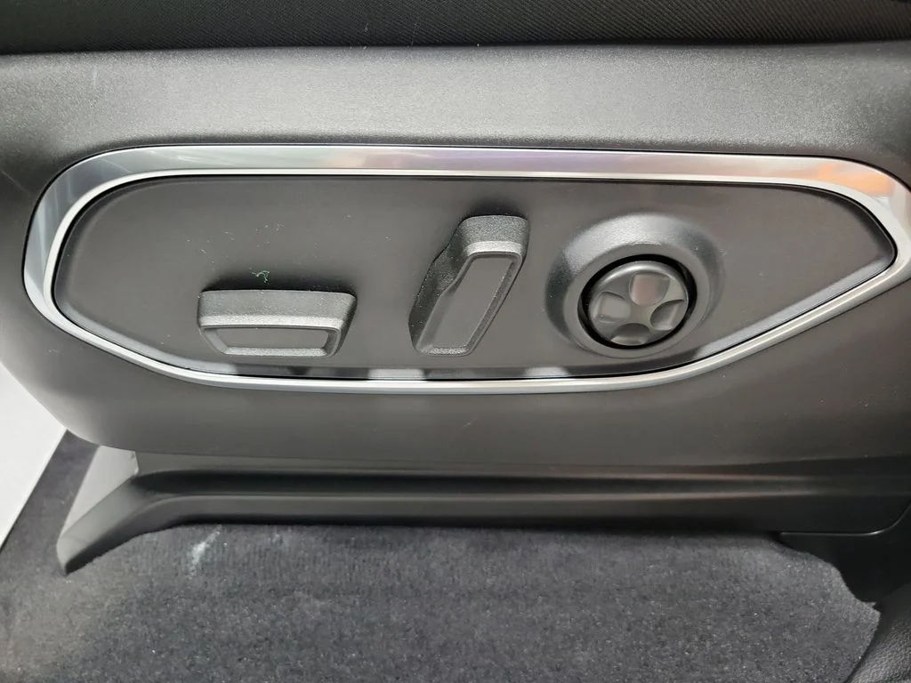 New 2026 Bright White Clear-Coat Exterior Paint Jeep Limited Altitude image 12