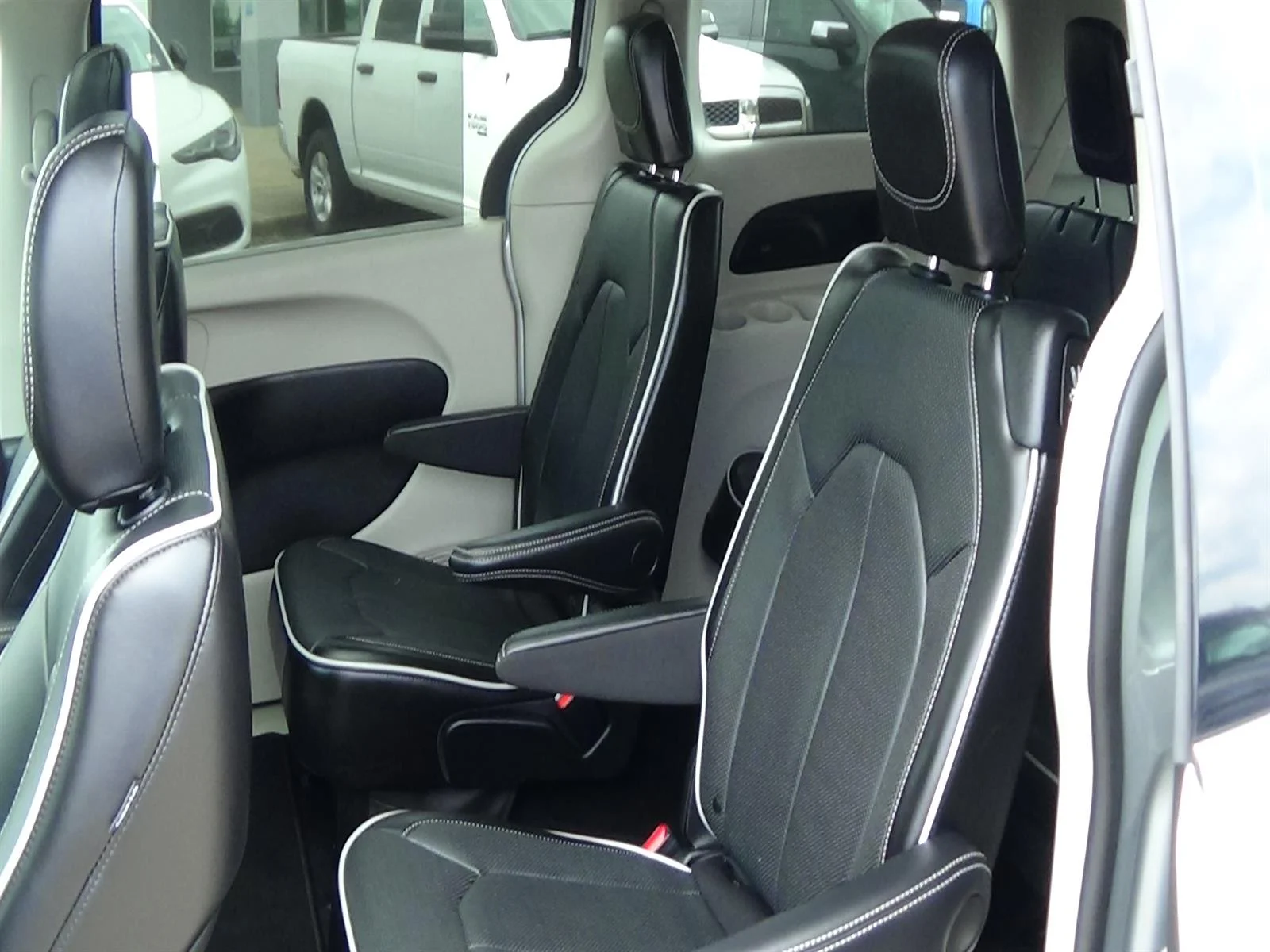 Used 2024 Silver Mist Clear Coat (pse) Chrysler Limited image 15