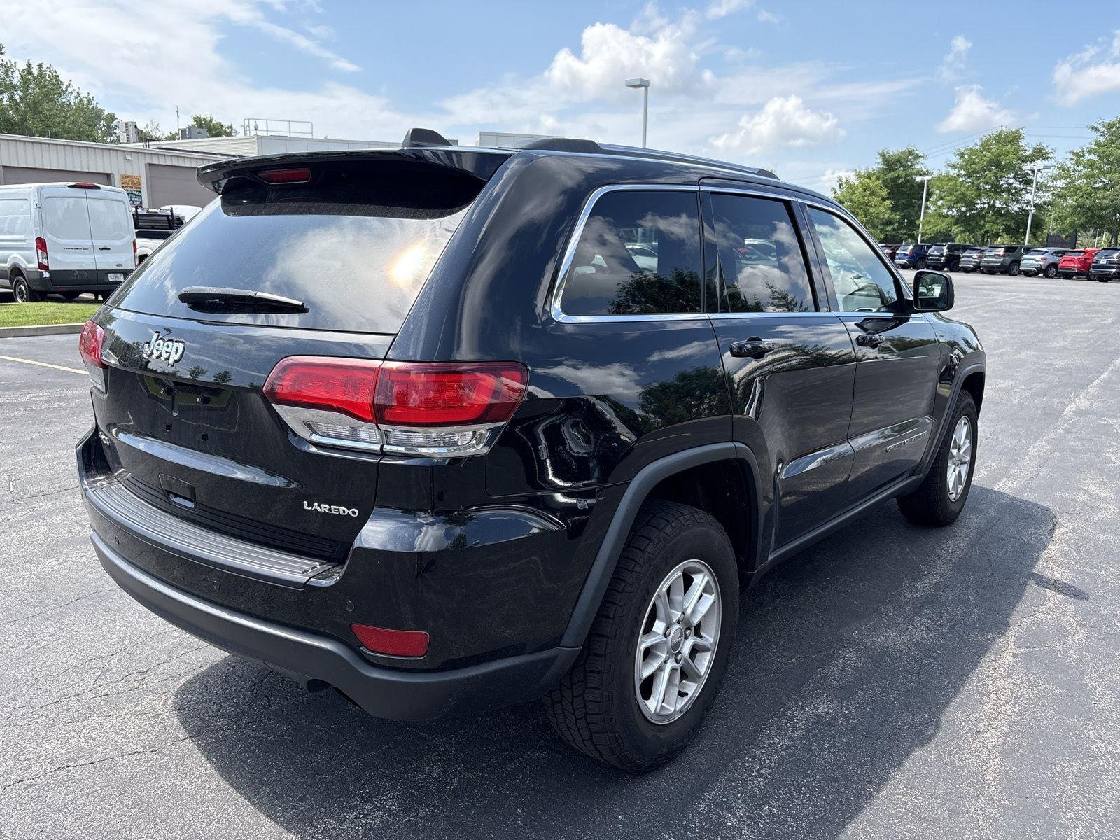 Used 2020 Diamond Black Crystal Pearl Jeep Laredo image 20