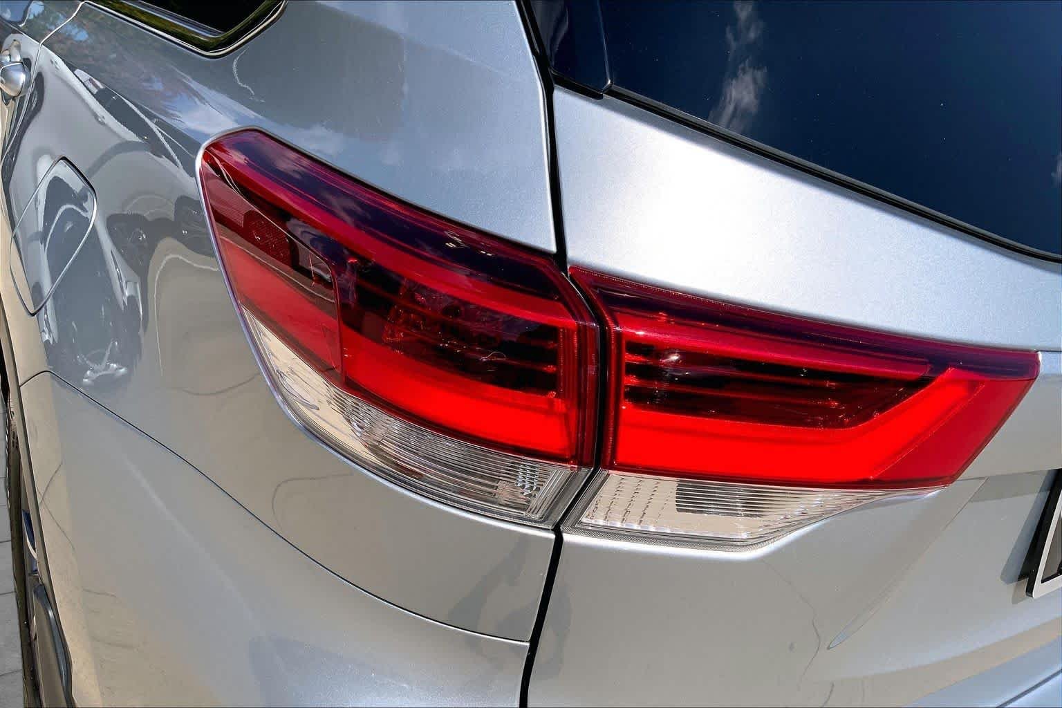 Used 2019 Celestial Silver Metallic Toyota XLE image 28