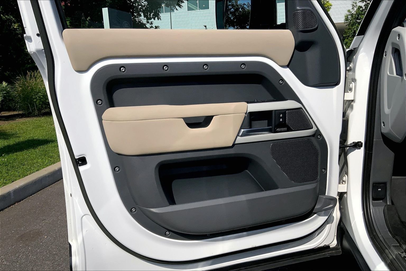 Used 2023 Fuji White Land Rover X-Dynamic SE image 21