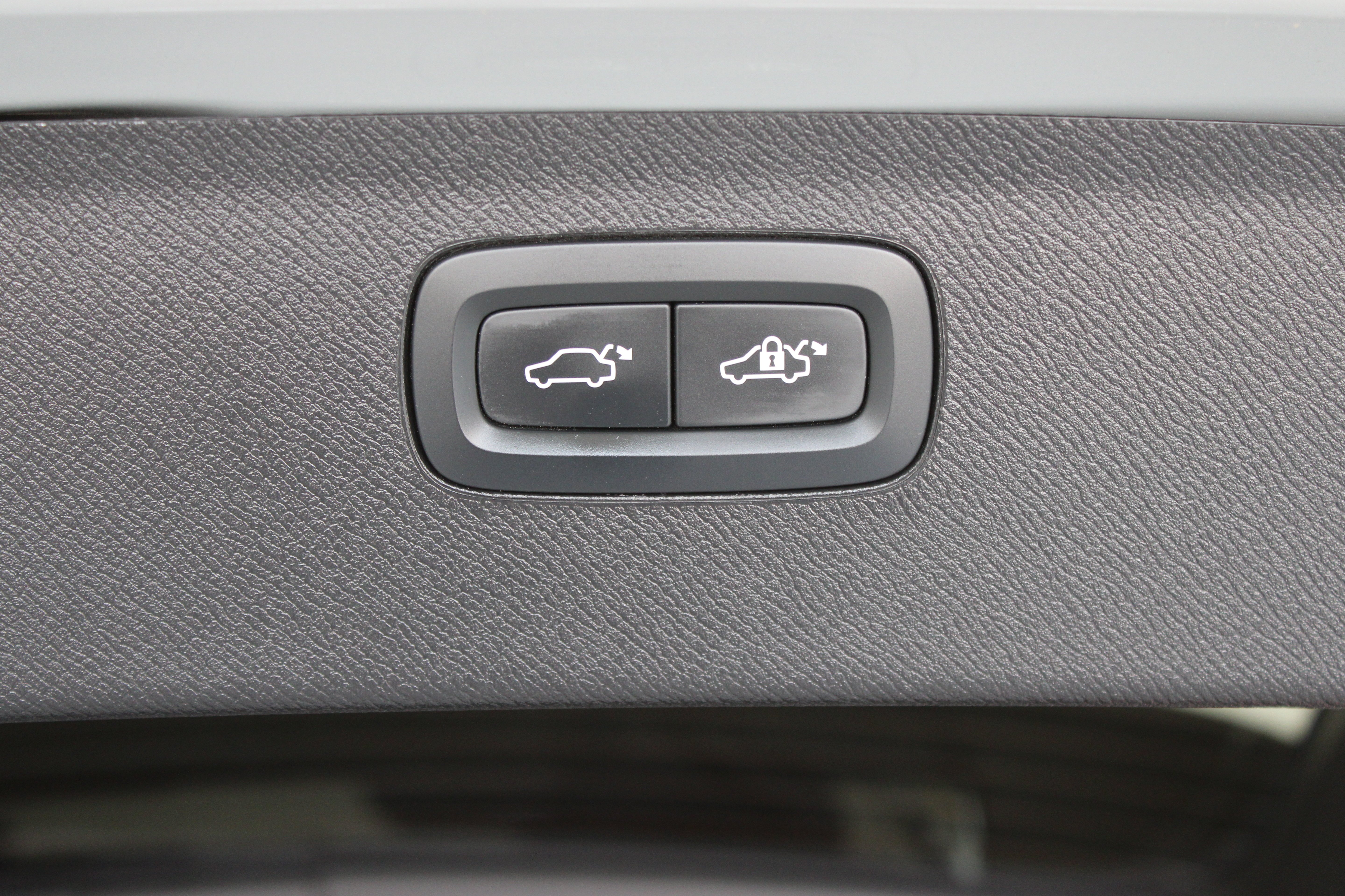 Used 2025 Vapour Grey Metallic Volvo Ultra 2.0T/Electric image 34