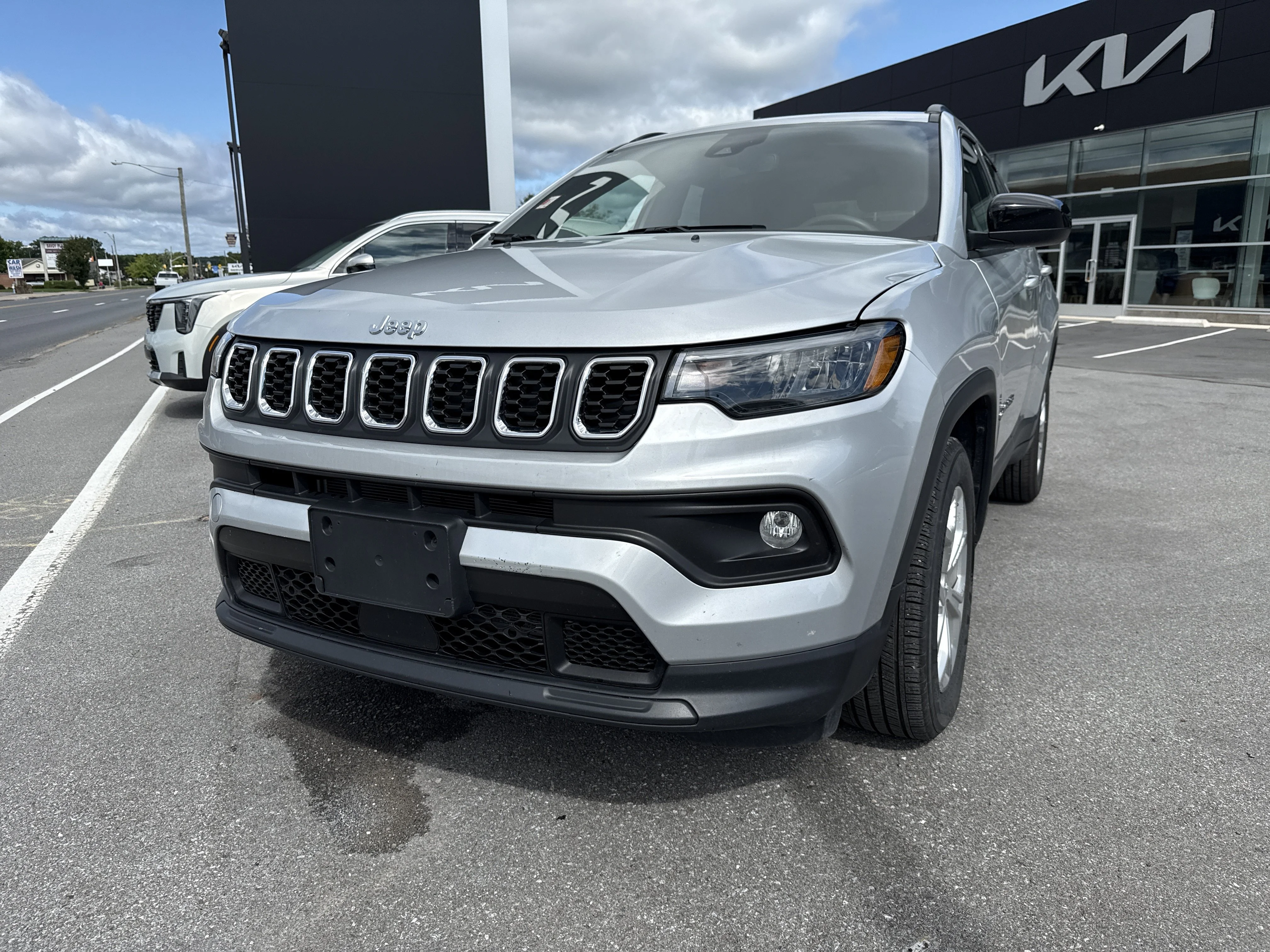 Used 2024 Silver Zynith Metallic Clearcoat Jeep Latitude image 8