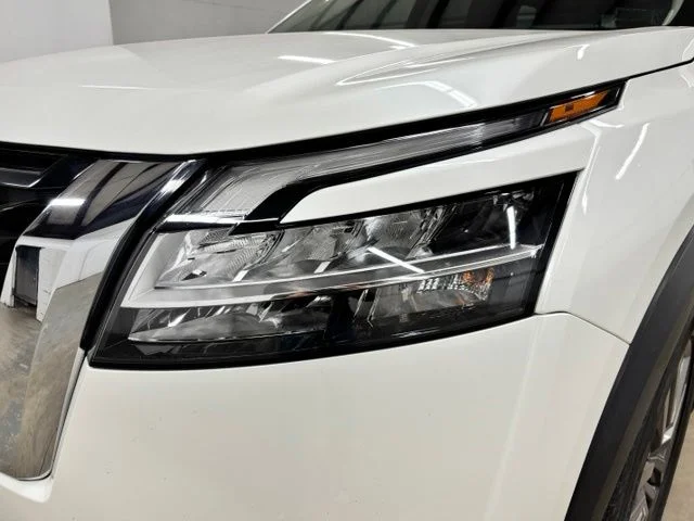 Used 2024 White Nissan SL image 9