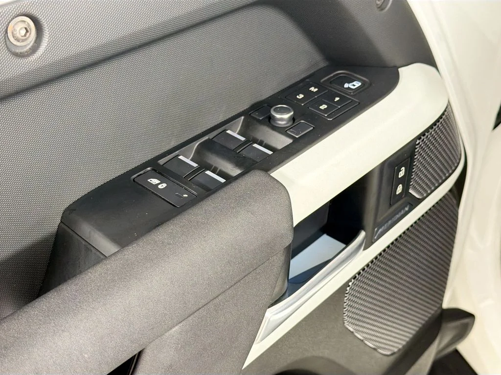 Used 2020 Fuji White Land Rover SE image 18