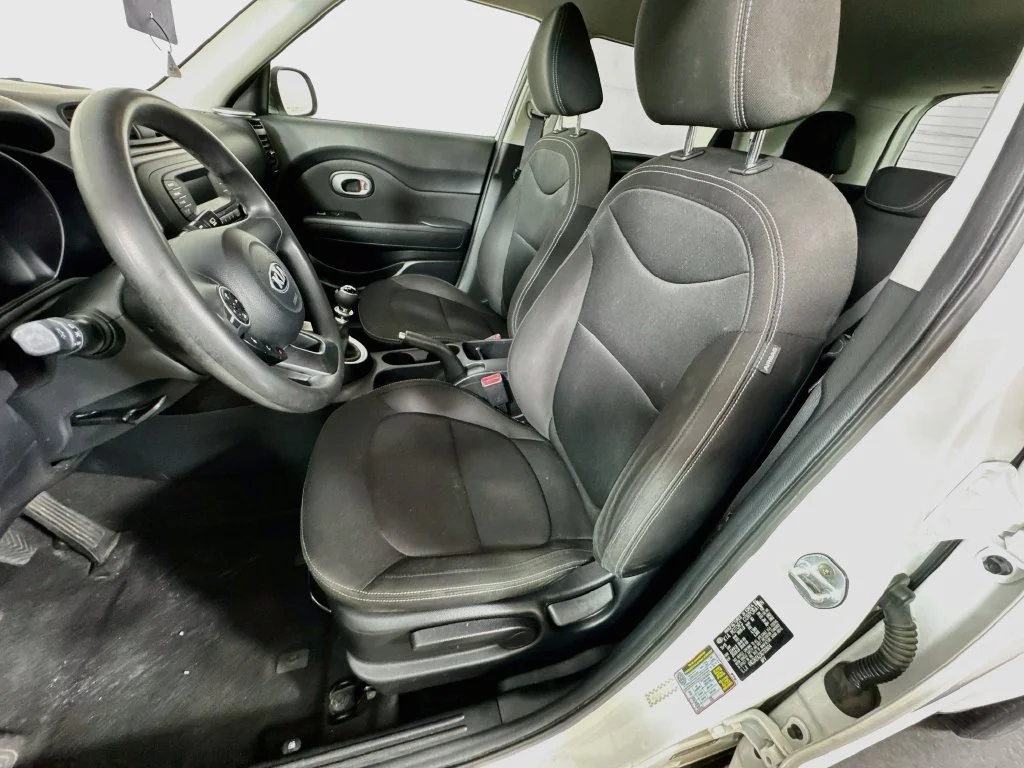 Used 2016 White Kia Base image 21