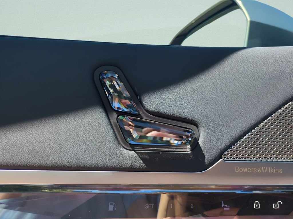 New 2026 Oxide Grey Metallic BMW 750e xDrive image 19