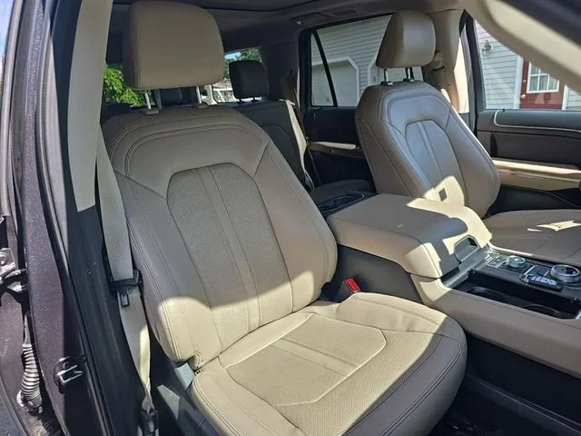 Used 2022  Ford Limited image 17