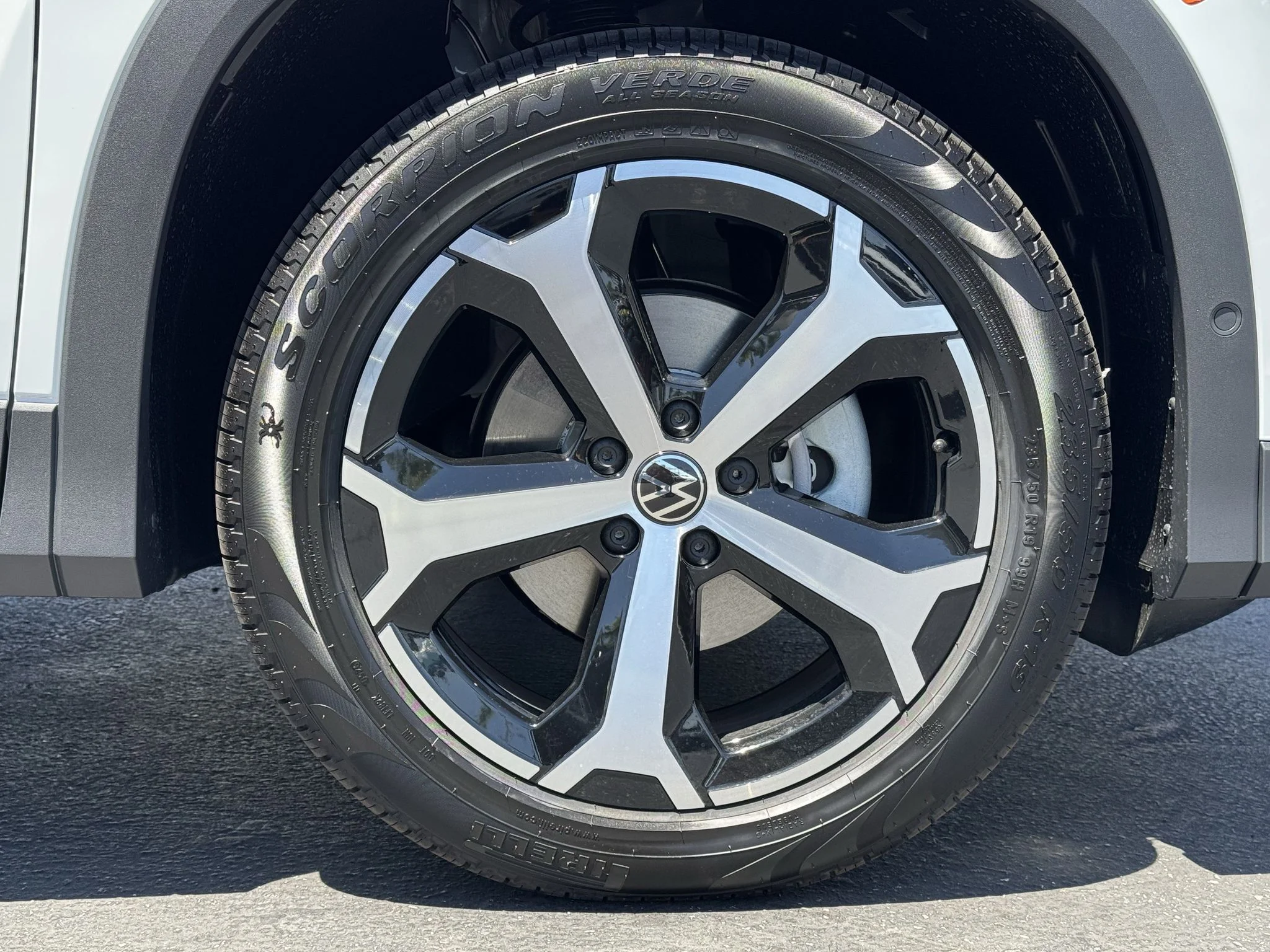 New 2026 Pure White Volkswagen SE image 10
