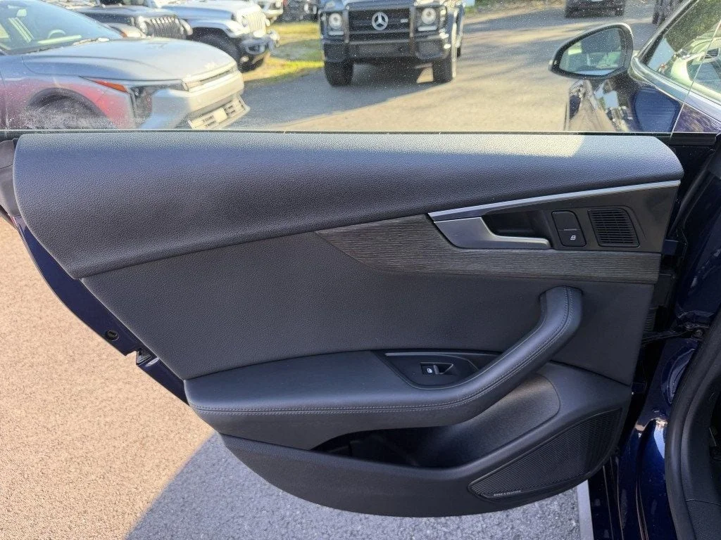 Used 2019 Navarra Blue Metallic Audi  image 27