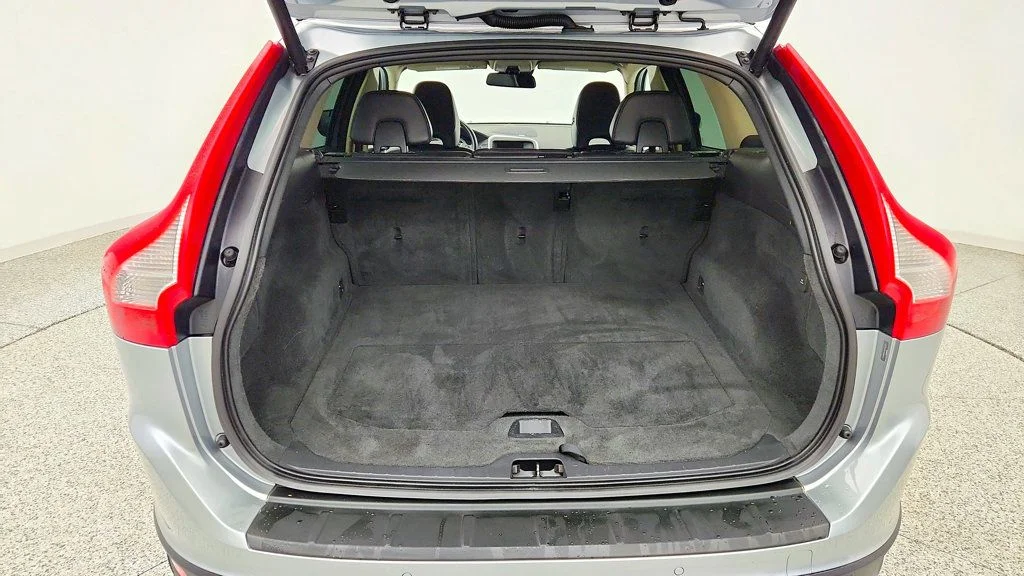Used 2013 Electric Silver Metallic Volvo AWD 4dr T6 image 23