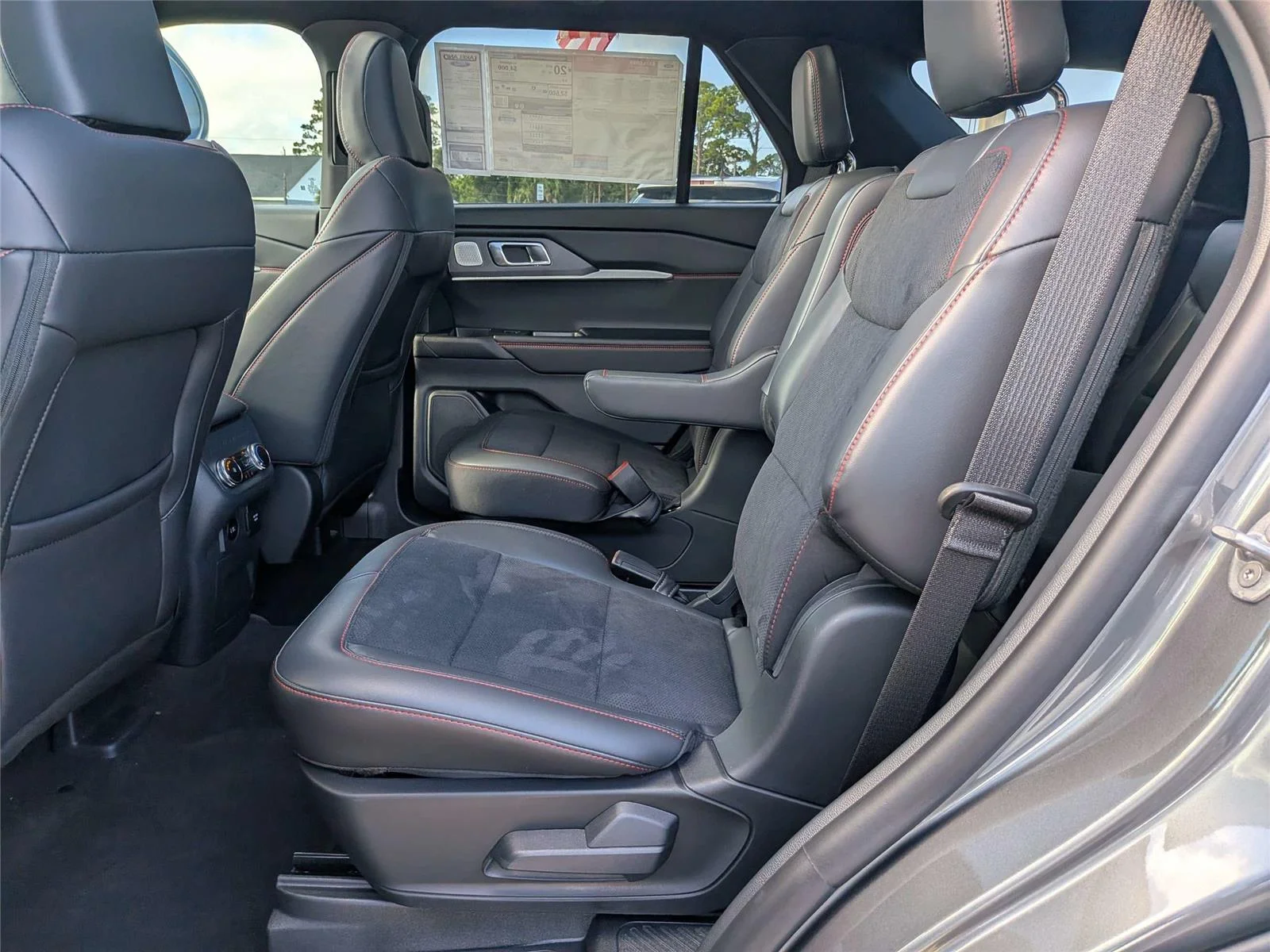 2026 Ford Explorer ST - Photo 14