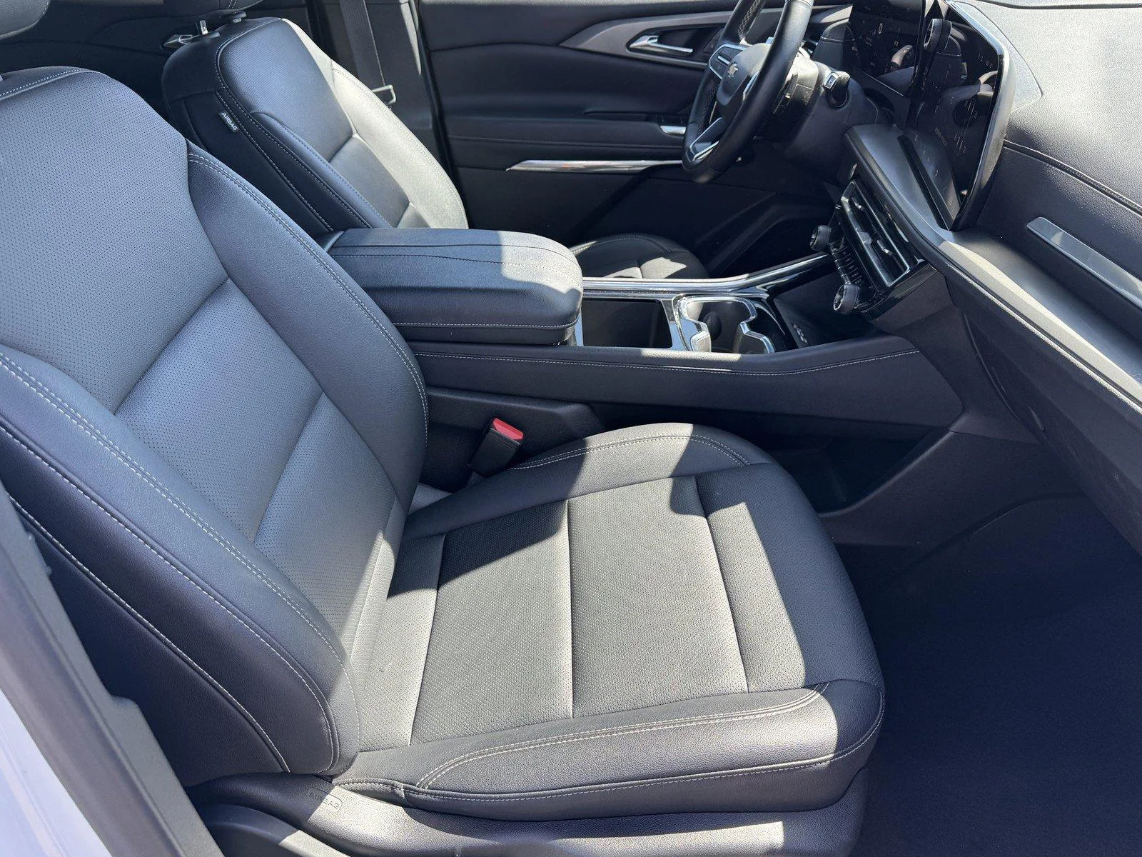 Used 2025 Summit White Chevrolet LT image 8