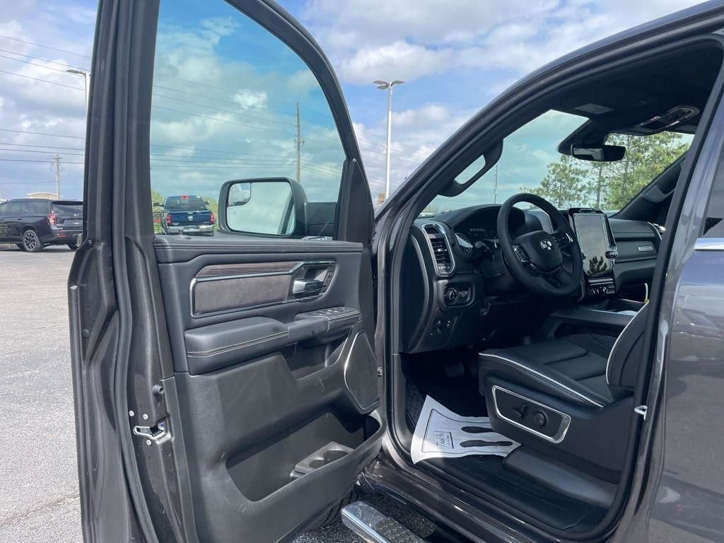 New 2026 Granite Crystal Metallic Clear-Coat Exterior Paint RAM Laramie image 19