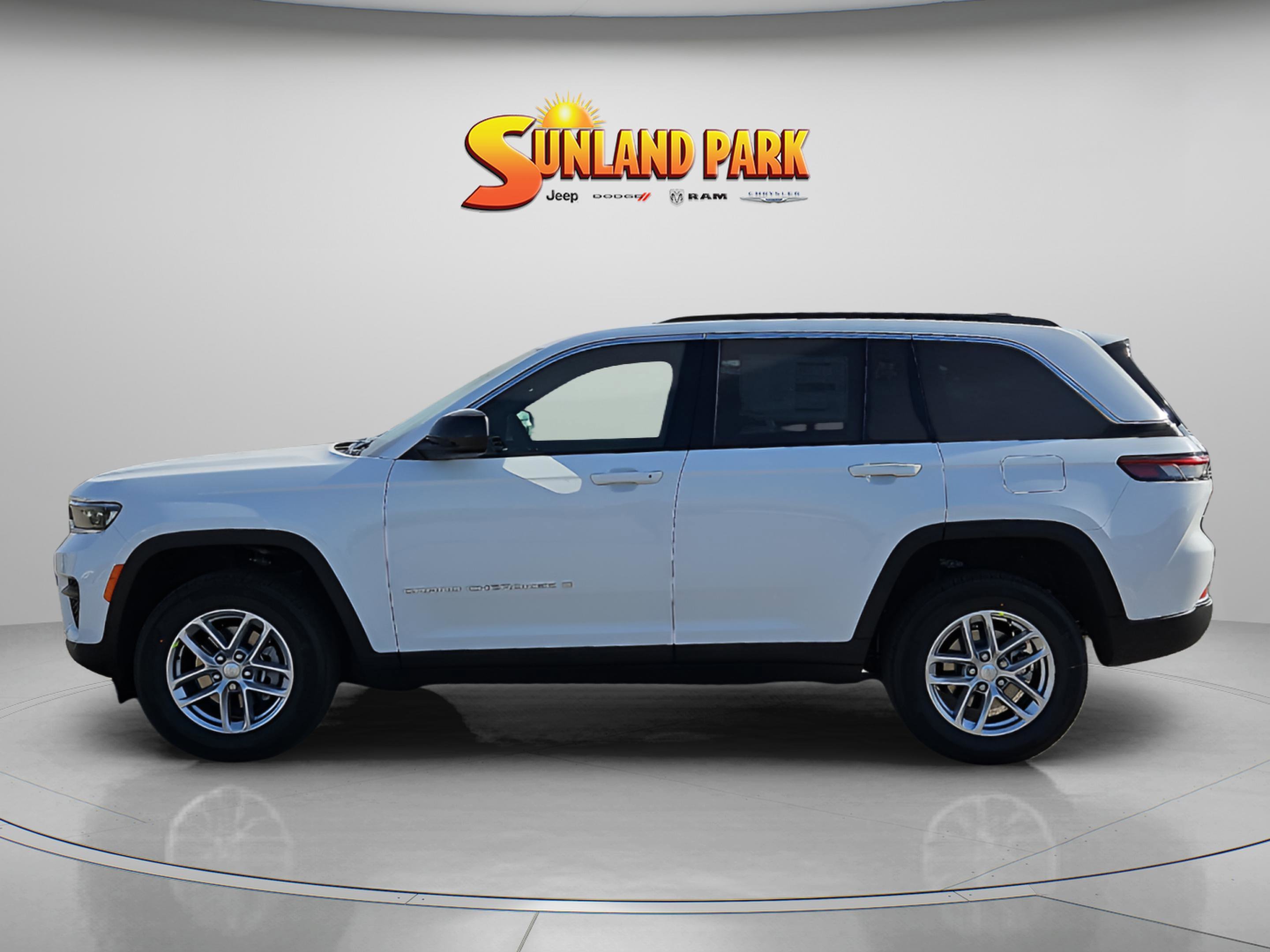 New 2025 Bright White Clear-Coat Exterior Paint Jeep Laredo image 3