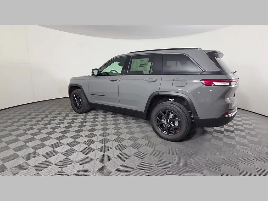 New 2027 Sting-Gray Clearcoat Jeep Laredo Altitude image 31