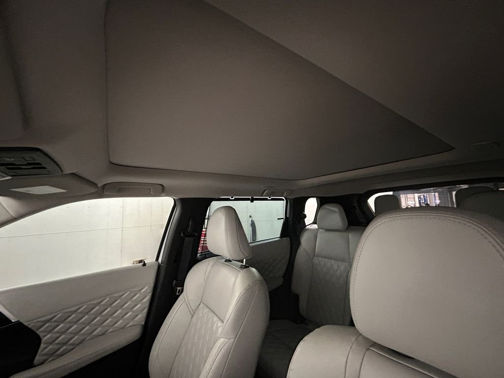 Used 2023 White Mitsubishi SEL image 25