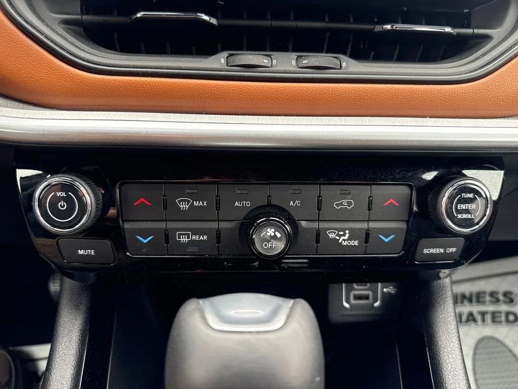 Used 2025 Silver Jeep Limited image 19