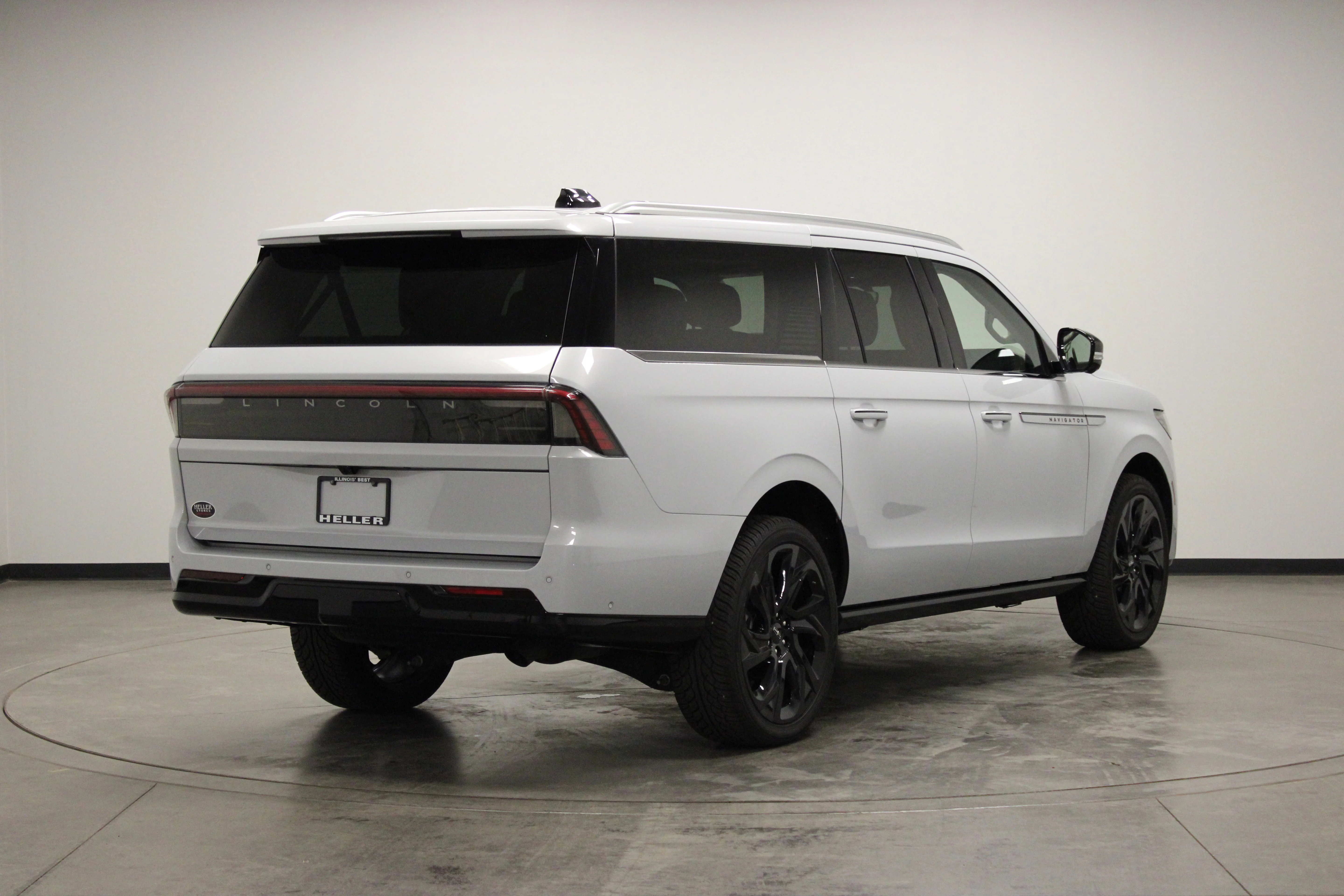 Used 2025 Crystal White Metallic Clearcoat Lincoln Reserve image 8
