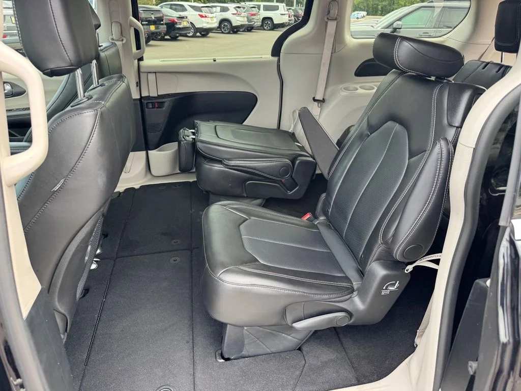 Used 2024 Black Chrysler Touring L image 13