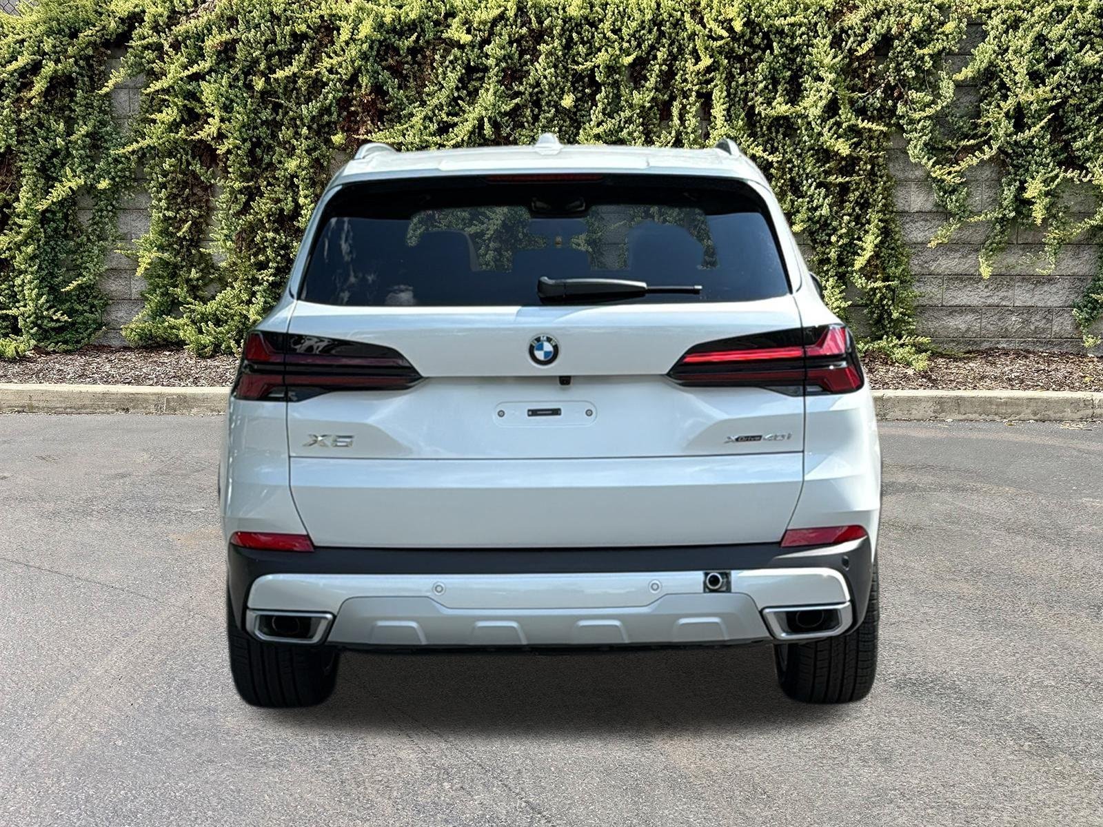 New 2026 Mineral White Metallic BMW xDrive40i image 5
