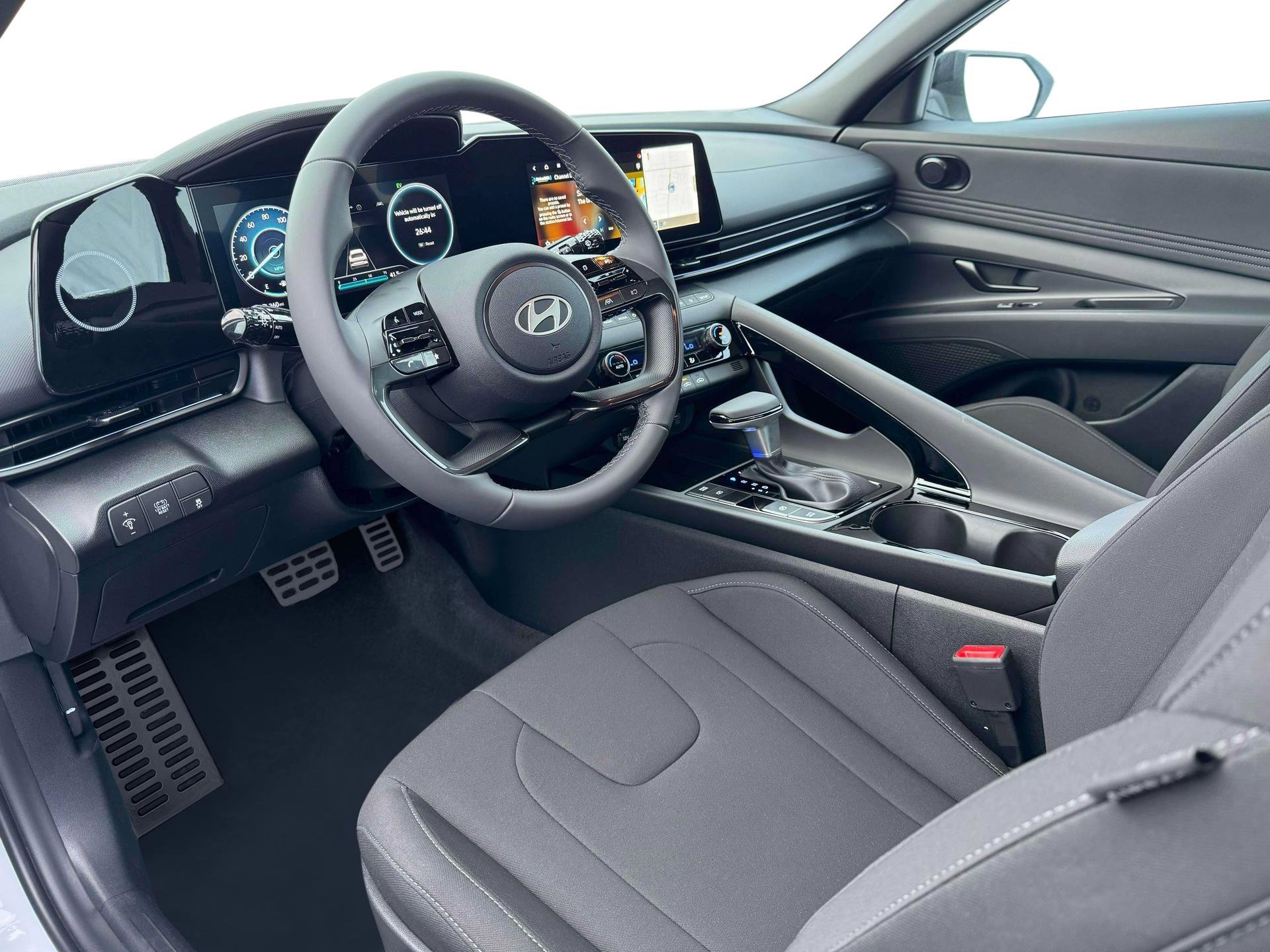 Used 2025 White Hyundai SEL Sport image 14