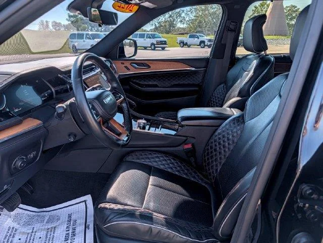 Used 2022 Black Jeep Summit Reserve image 9