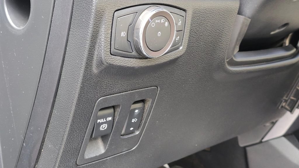 Used 2019 Black Metallic Ford Platinum image 26